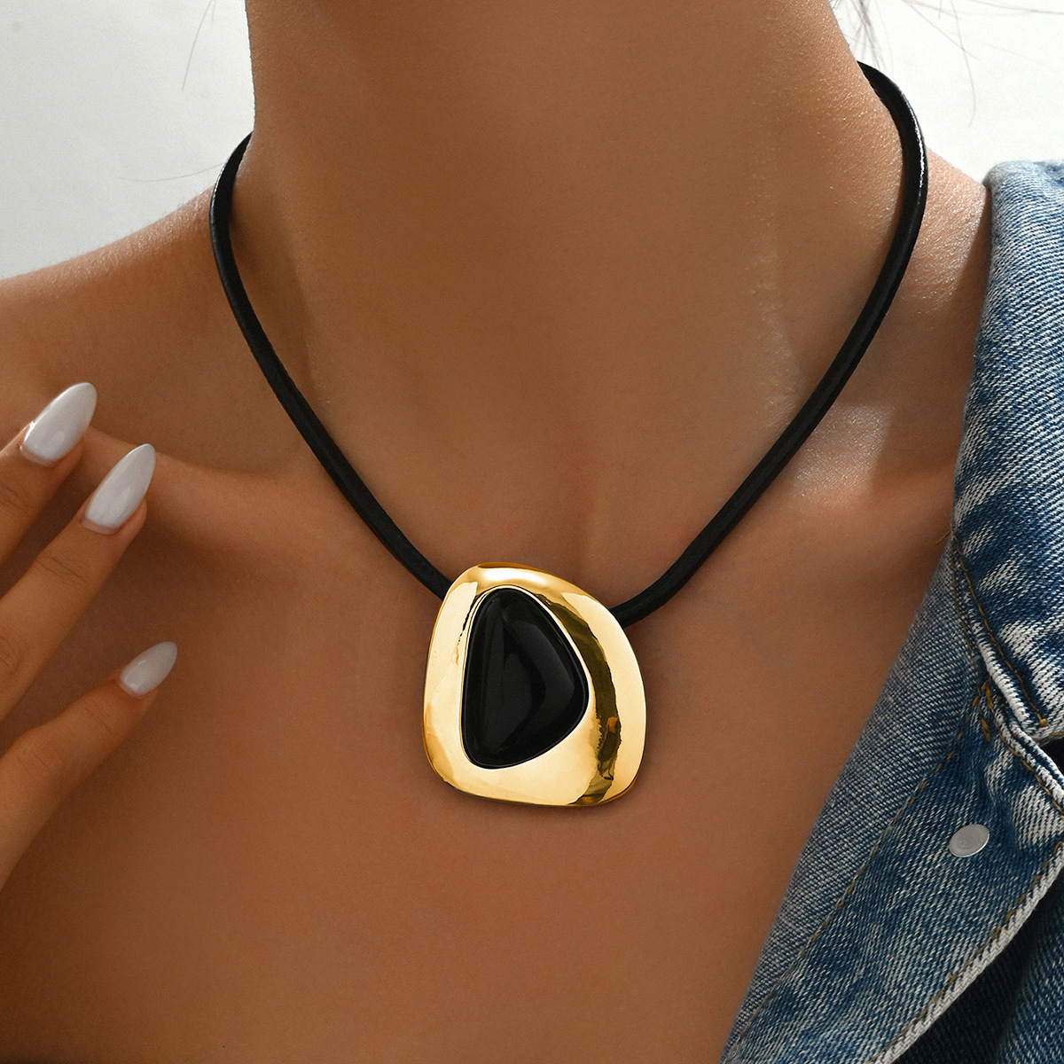 Minimalist Women's Necklace Inlaid Electroplated Design Long Clavicle Chain