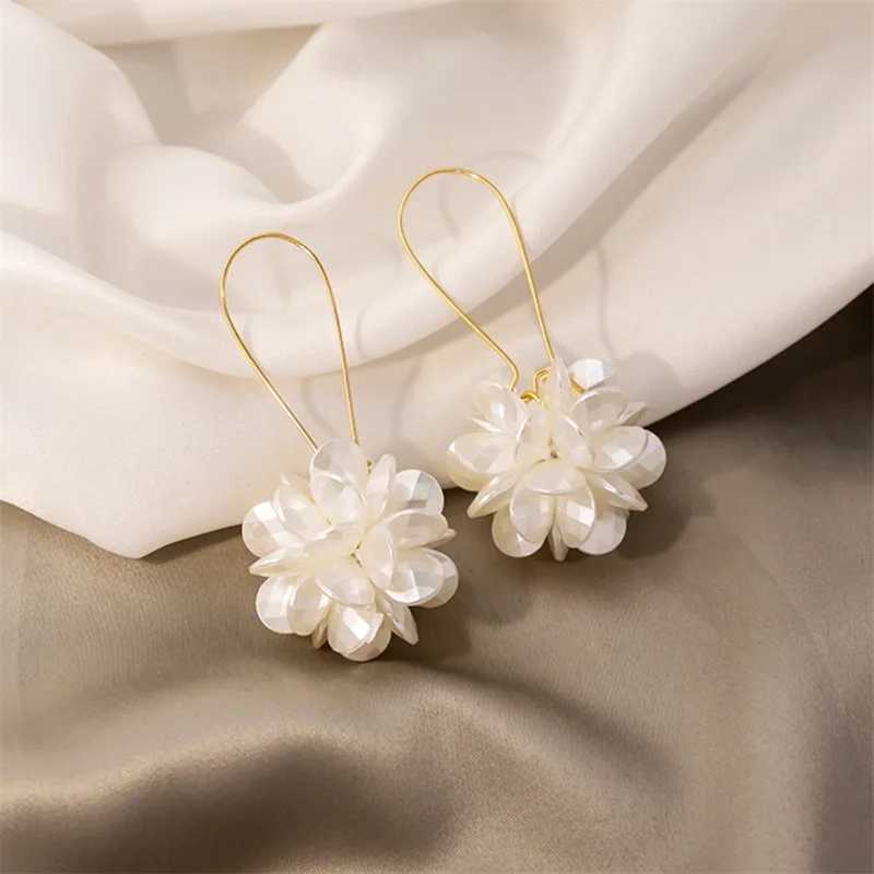 Korean White Acrylic Flower Petal Drop Earrings For Womens Fashion Statement Shell Flower Trend Alloy Pendant Earring JewelryXJ250623