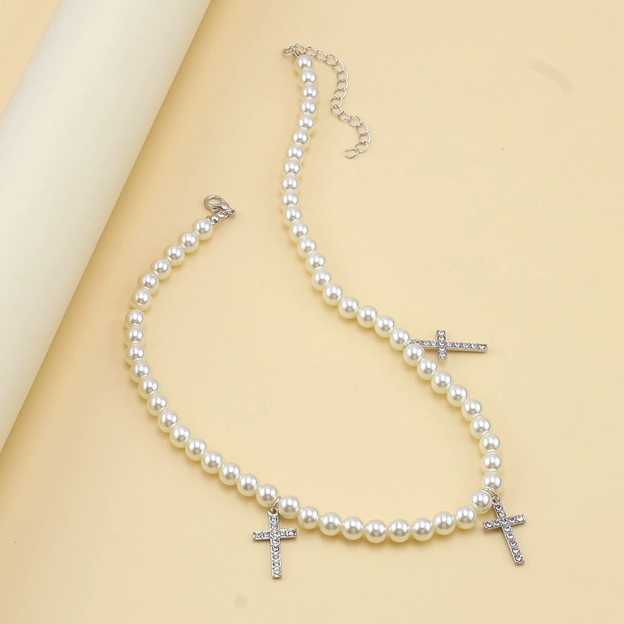 A diamond-encrusted cross imitation pearl necklace with a retro design and a simple, individual and elegant pendant