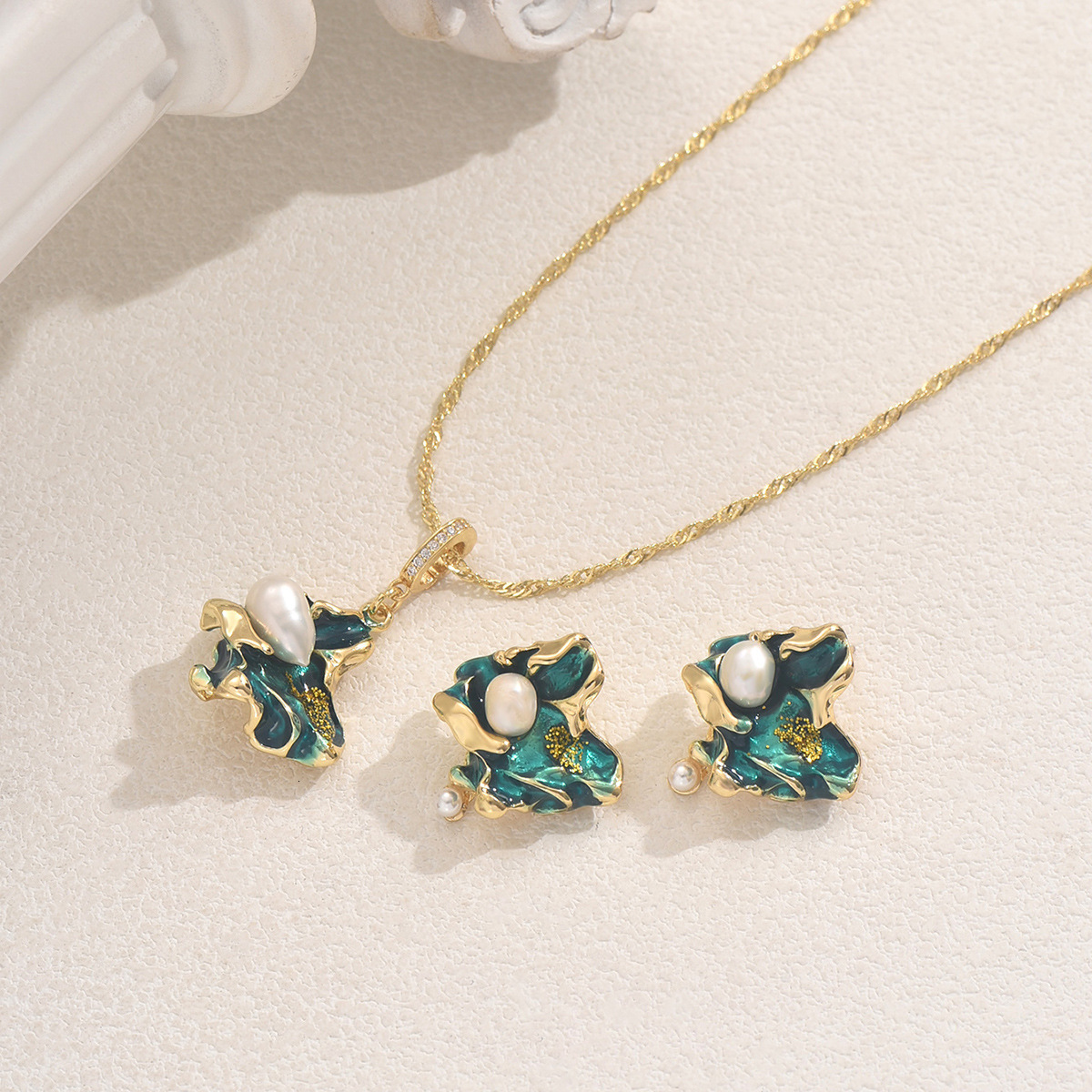 Fashion Style Women's Oil Drip Geometric Necklace And Earring Set Pearl Inlaid Design Choker