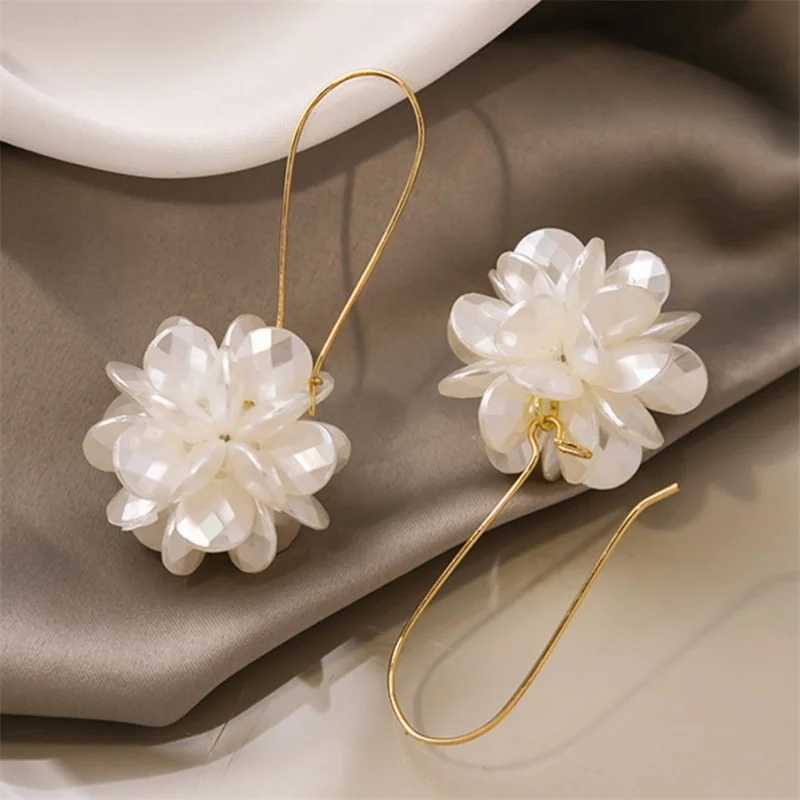 Korean White Acrylic Flower Petal Drop Earrings For Womens Fashion Statement Shell Flower Trend Alloy Pendant Earring JewelryXJ250623