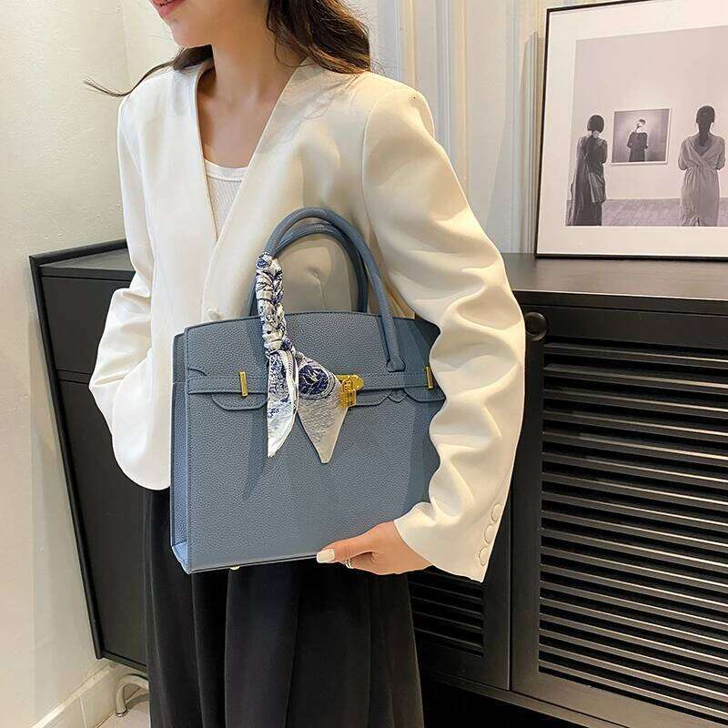 Stylish Tote Bag In Solid Color Featuring Minimalist Vintage Design For Everyday Commuter And Leisure Use