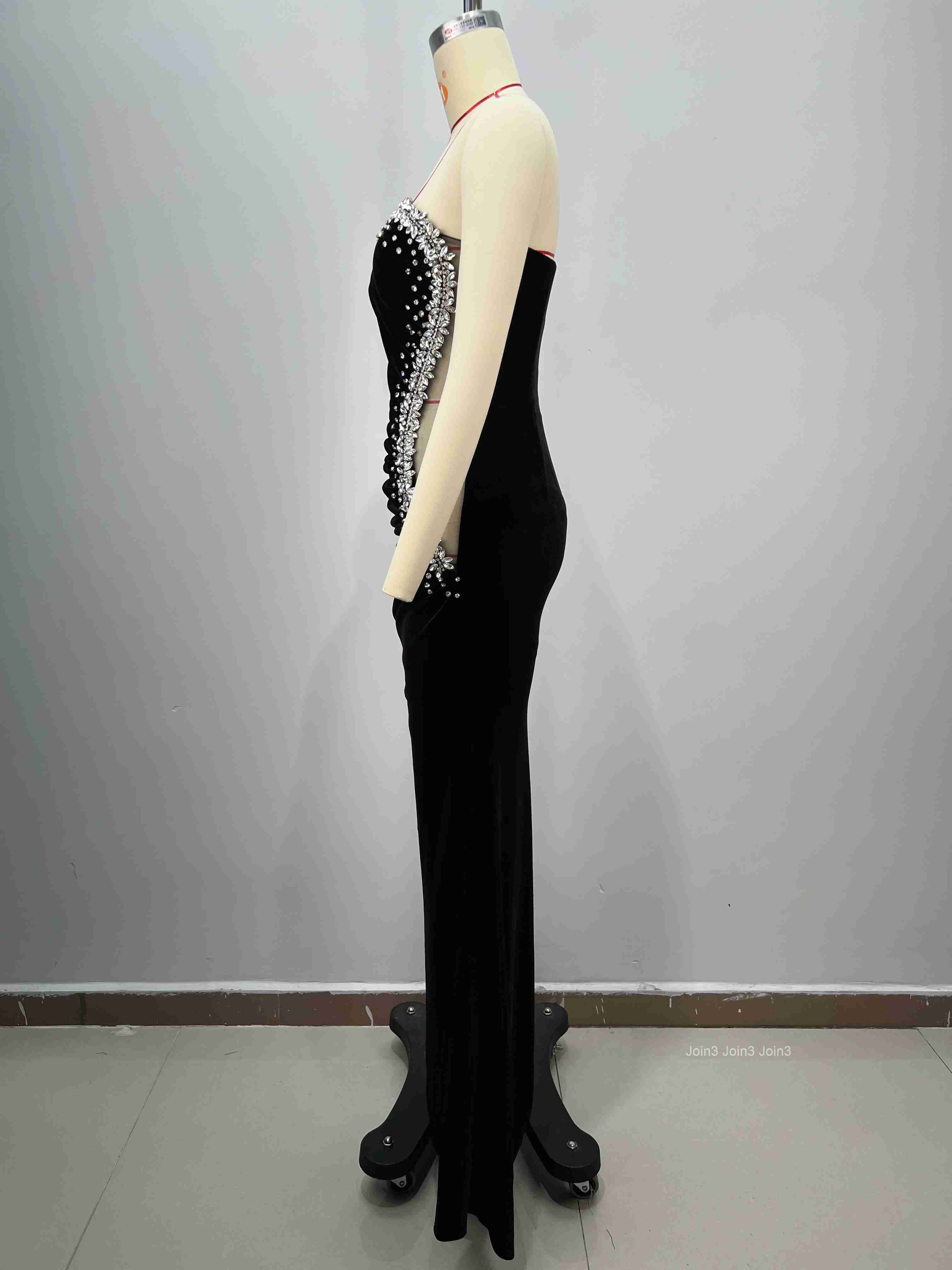 Sparkling Black Velvet Evening Gown with Hotfix Rhinestone Details Sleeveless Formal Party Dress for Gala Wedding Banquet