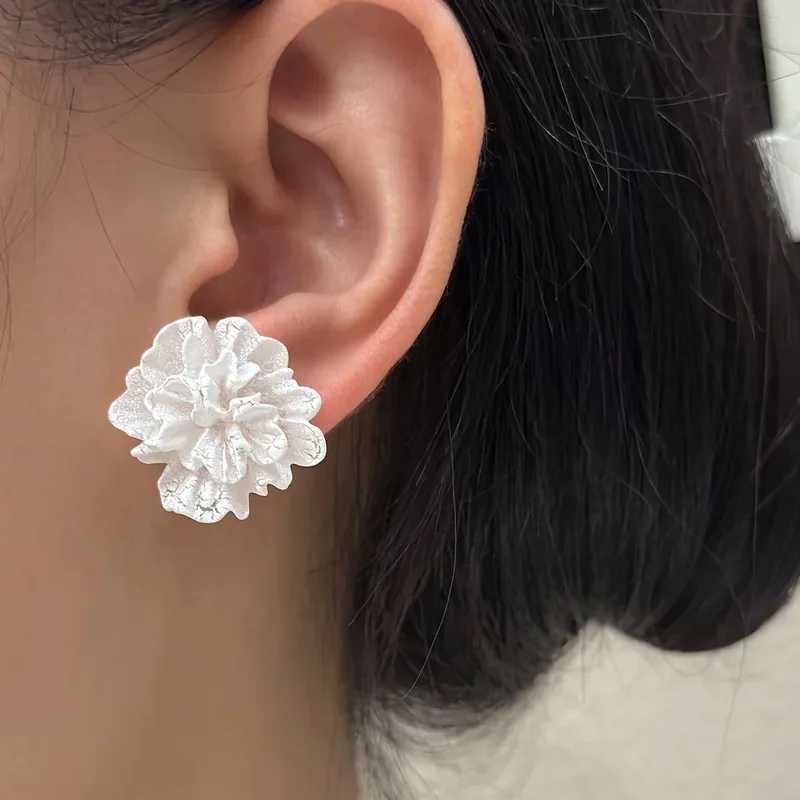 New Big White Flowers Stud Earrings for Women Personality Fashion Unique Design Jewelry Wedding Jewelry Wholesale Birthday Gift XJ250623