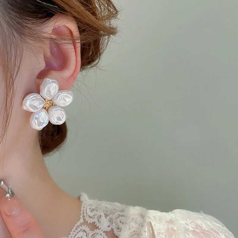 Fashion Irregular Pearl Flower Earrings for Women Girl Sweet Romantic Gold Color Stud Wedding Jewelry Gift New XJ250623