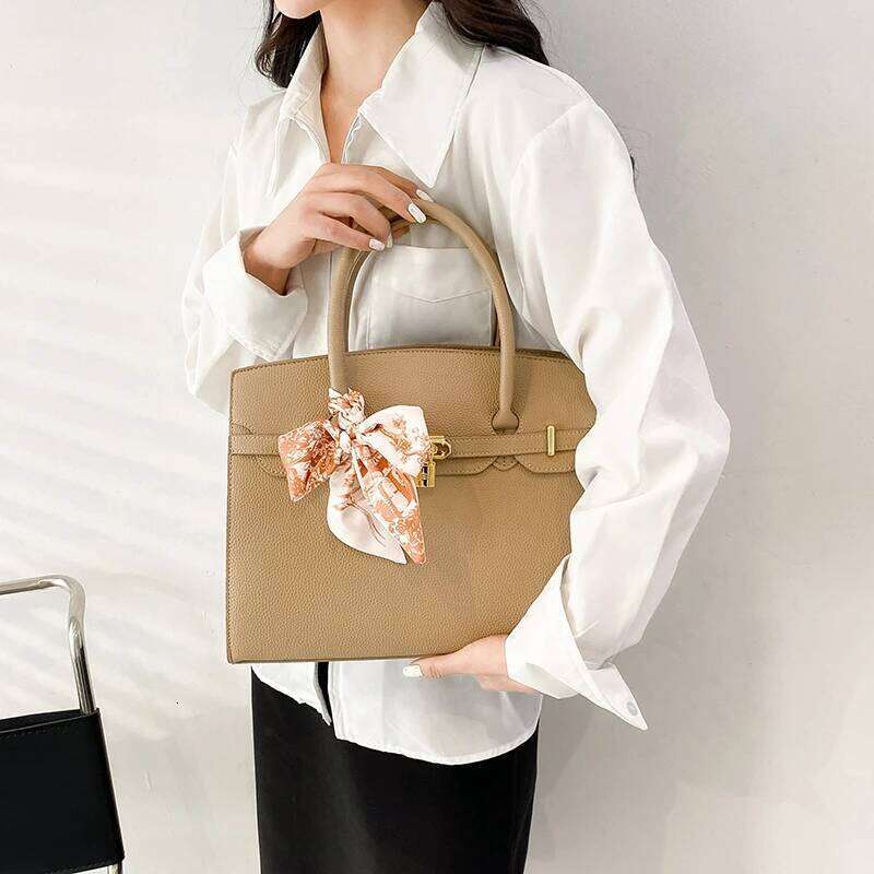 Stylish Tote Bag In Solid Color Featuring Minimalist Vintage Design For Everyday Commuter And Leisure Use