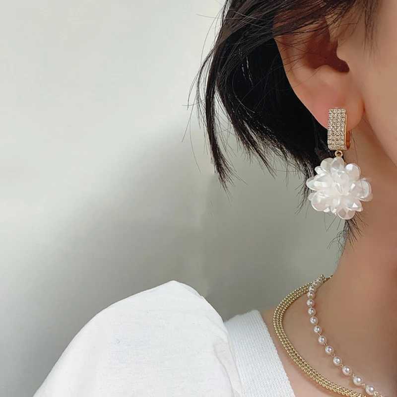Korean Fashion White Petal Ball Earrings for Women Elegant Long Sweet Summer Pearl Rhinestone Flower Earrings Female Jewelry XJ250623
