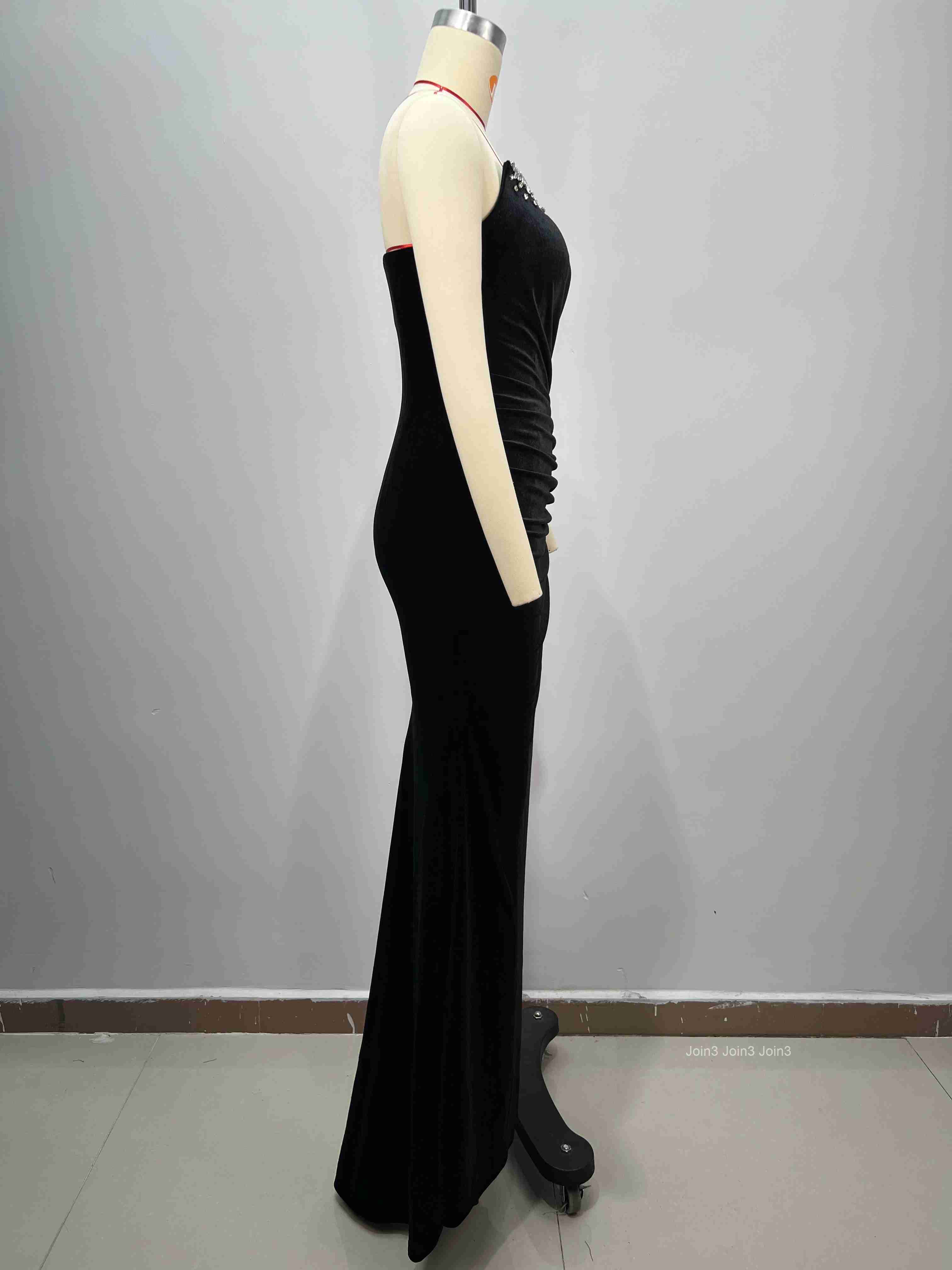 Sparkling Black Velvet Evening Gown with Hotfix Rhinestone Details Sleeveless Formal Party Dress for Gala Wedding Banquet
