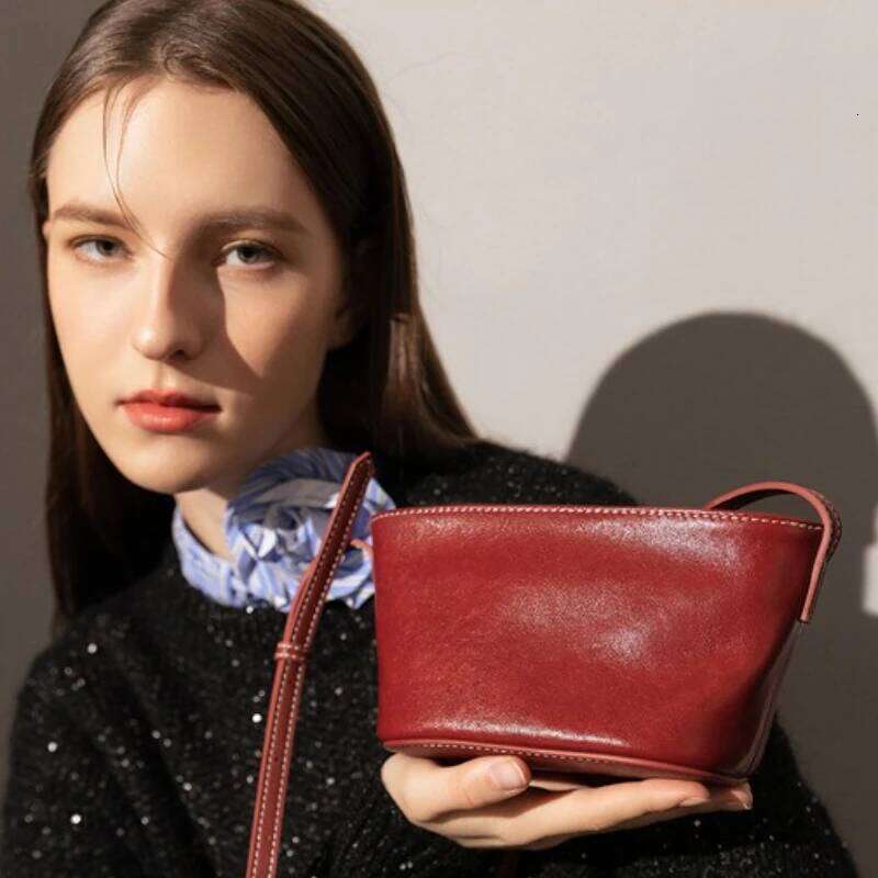 Head layer vegetable tanned cowhide sailboat niche mobile phone bag, genuine leather single shoulder crossbody women's bag