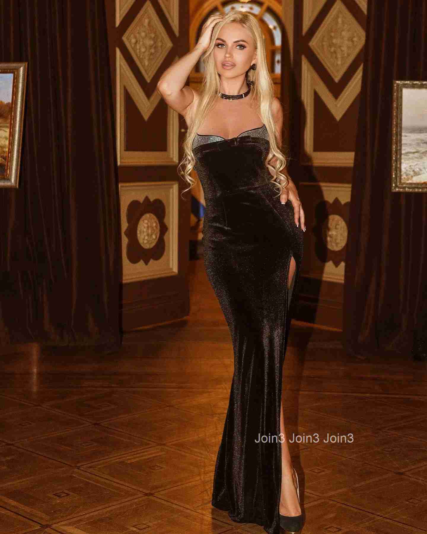 Elegant Black Velvet Evening Gown Off-Shoulder Long Sleeve High Slit Fitted Dress for Gala Party Banquet