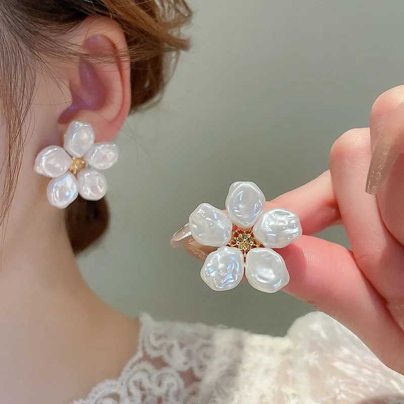 Fashion Irregular Pearl Flower Earrings for Women Girl Sweet Romantic Gold Color Stud Wedding Jewelry Gift New XJ250623