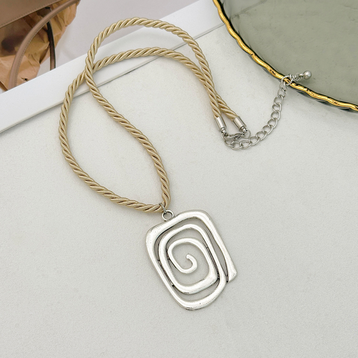 Elegant Metal Large Pendant Versatile Simple Threaded Niche Five-Leaf Flower Necklace Jewelry