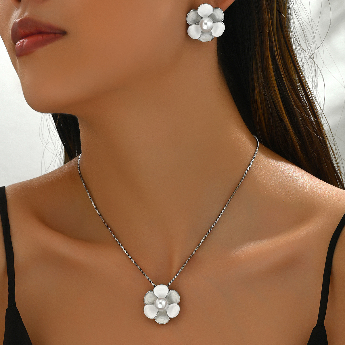 Women's Floral Earrings Set With Inlaid Pearls, Unique And High-End Necklace