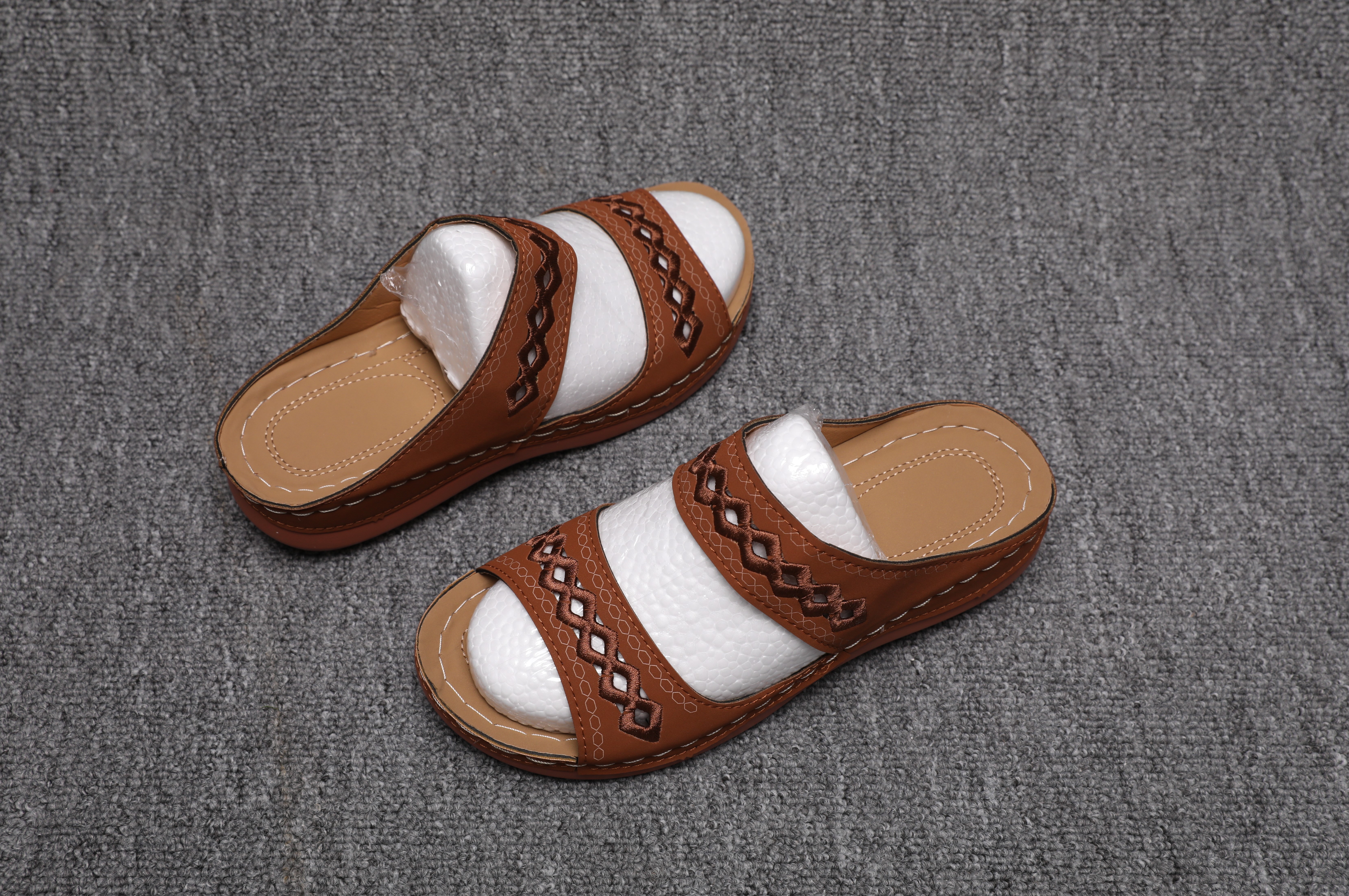 208-Women's Classic and stylish, comfortable slippers with beautiful embroidery are suitable for everyday wear and summer vacation wear as casual