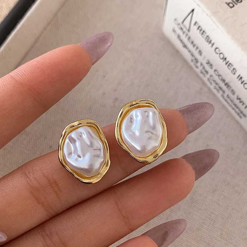 2024 Simple Geometry Imitation Pearl Clip-on Earrings for Women Golden Color Korean Fashion Small Earrings Elegant Jewelry Gift XJ250623