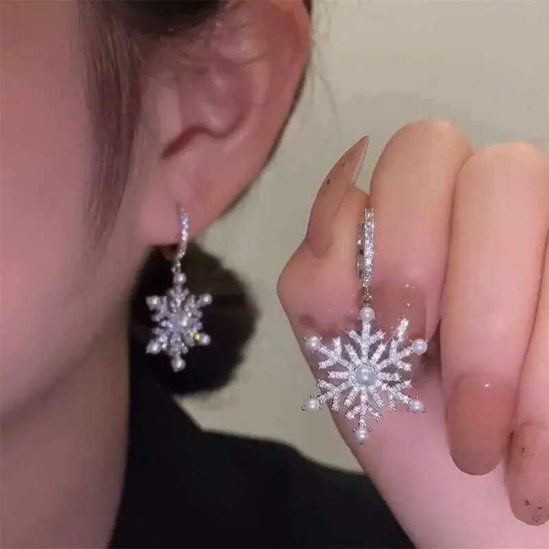 Temperament Pearl Snowflake Drop Earrings for Women Shiny Rhinestone Snow Flower Earring Party Jewelry Holiday New Year GiftsXJ250623