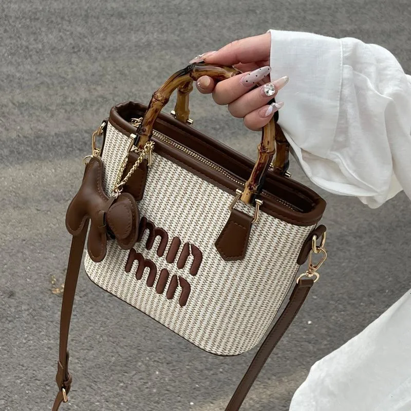 Designer 2025S New Spring Color Contrasting Grass Woven Bamboo Basket Water Handbag Fashion Shoulder Diagonal Cross Women Bucket Bag