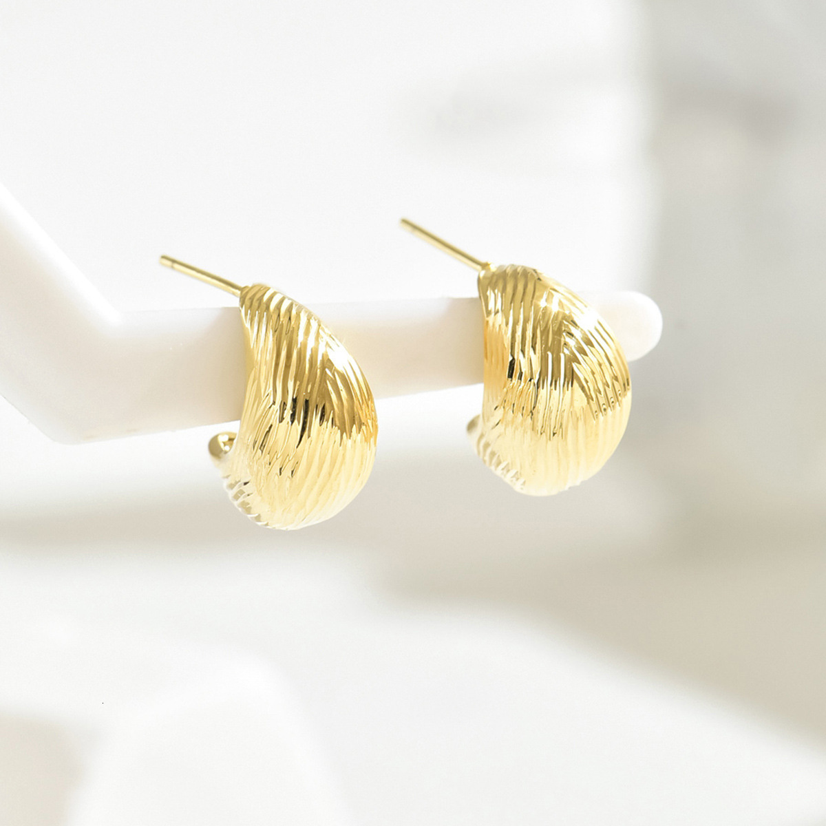 Light High-End Sense Women's Earrings Geometric Wrinkle Metal Line Design Studs