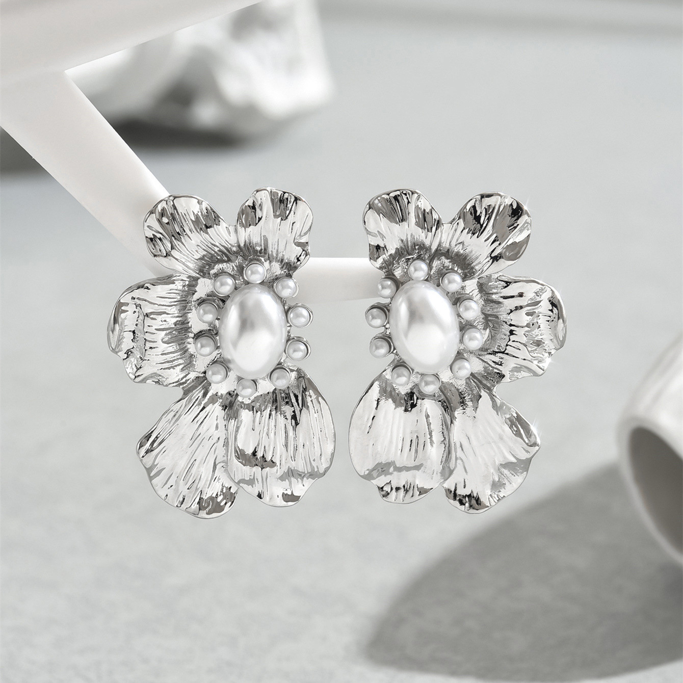 Metal Flower Inlaid Pearl Design Earrings for Women High-end Stud Trendy Ear Jewelry