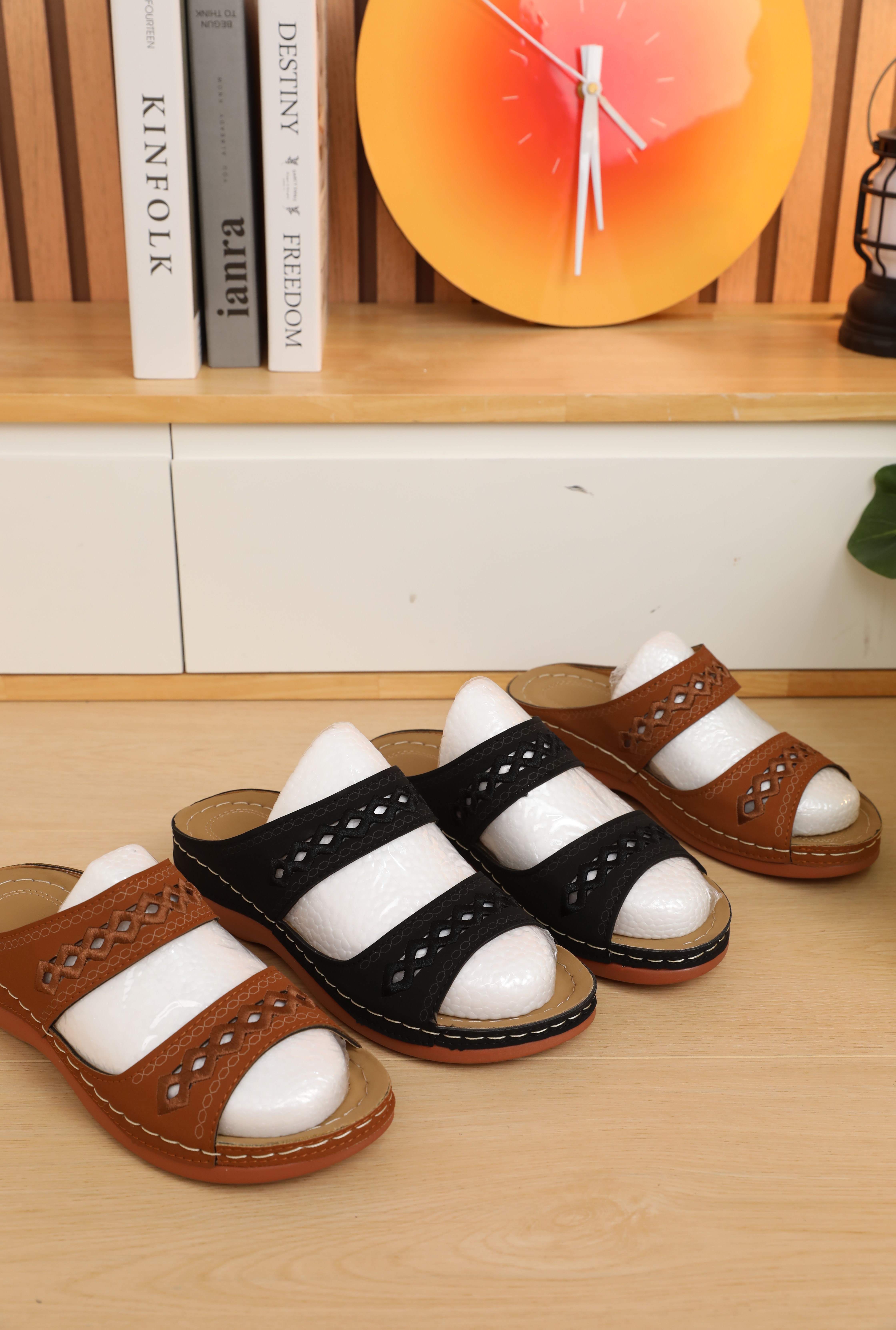 208-Women's Classic and stylish, comfortable slippers with beautiful embroidery are suitable for everyday wear and summer vacation wear as casual