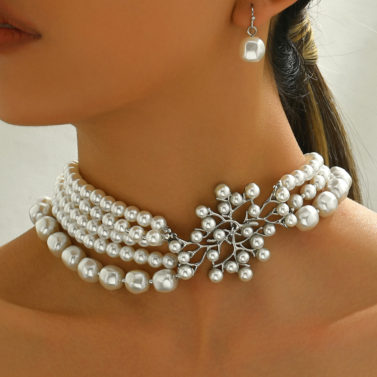 Fashion Women's Jewelry Set Personality Pearl Necklace Design High-end Earrings