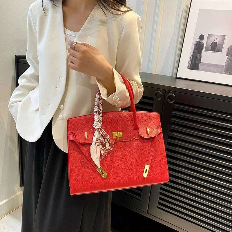 Stylish Tote Bag In Solid Color Featuring Minimalist Vintage Design For Everyday Commuter And Leisure Use