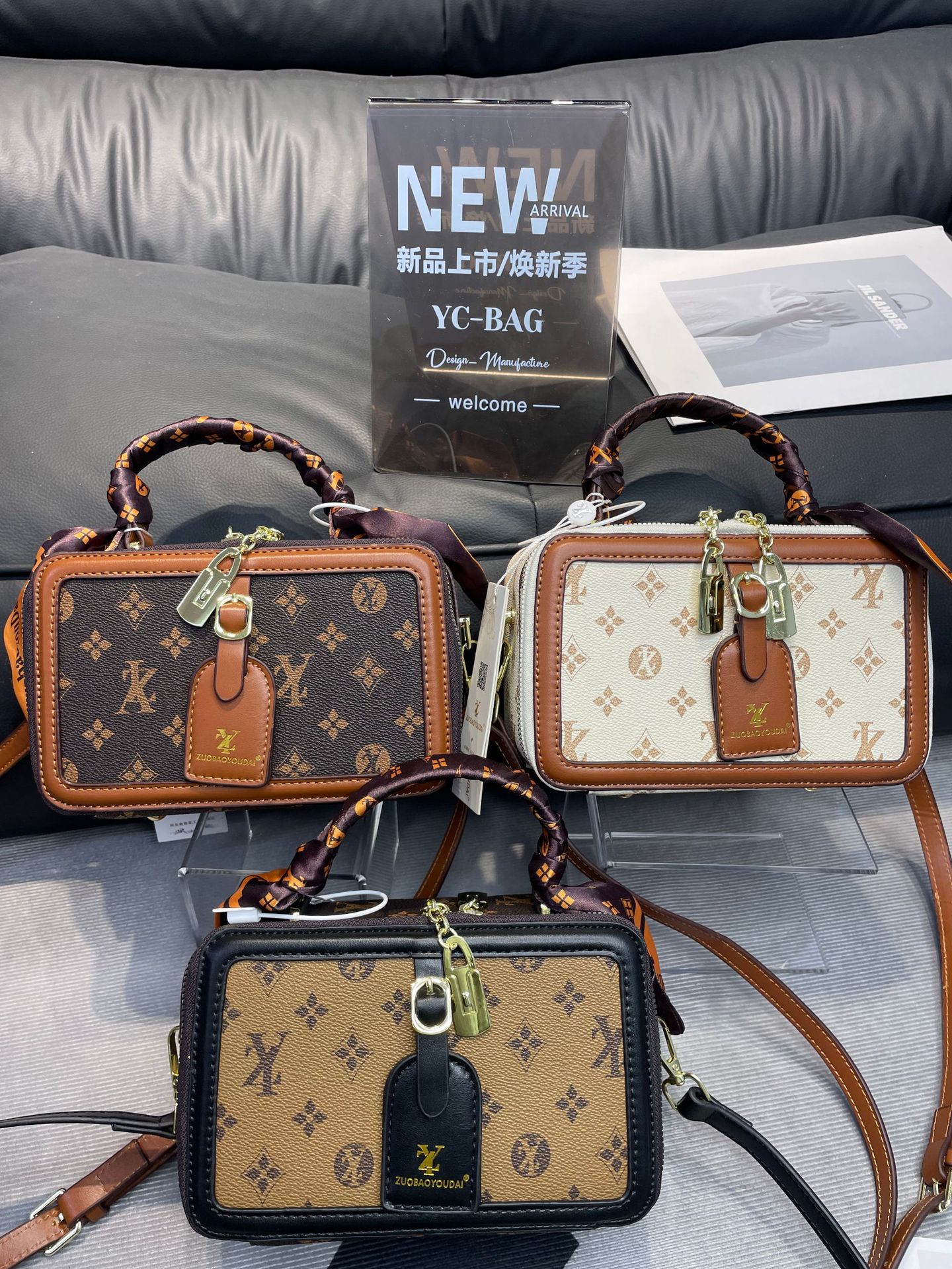 Designer bags, scarves, boxes, handbags, 2025 early spring retro fashion hand-held bags, niche brand single-shoulder crossbody women's bags, Free