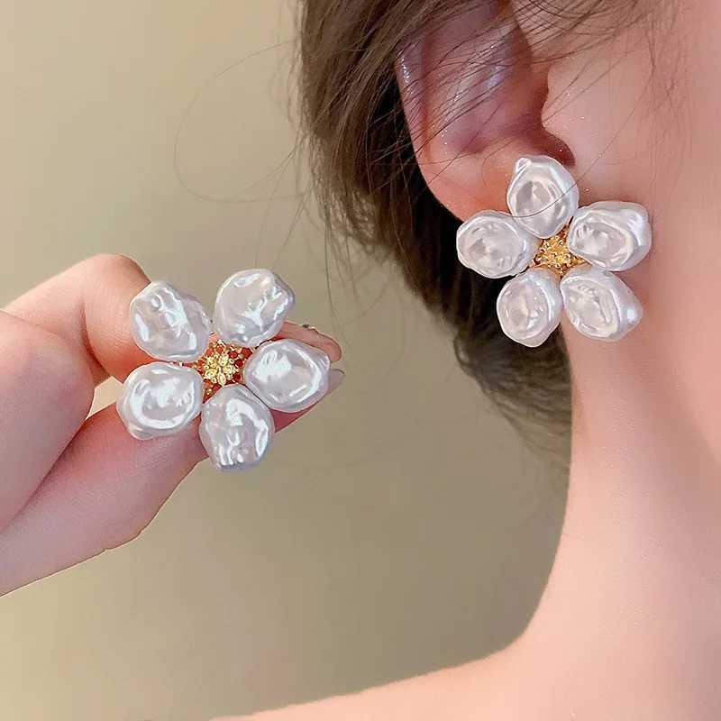 Fashion Irregular Pearl Flower Earrings for Women Girl Sweet Romantic Gold Color Stud Wedding Jewelry Gift New XJ250623