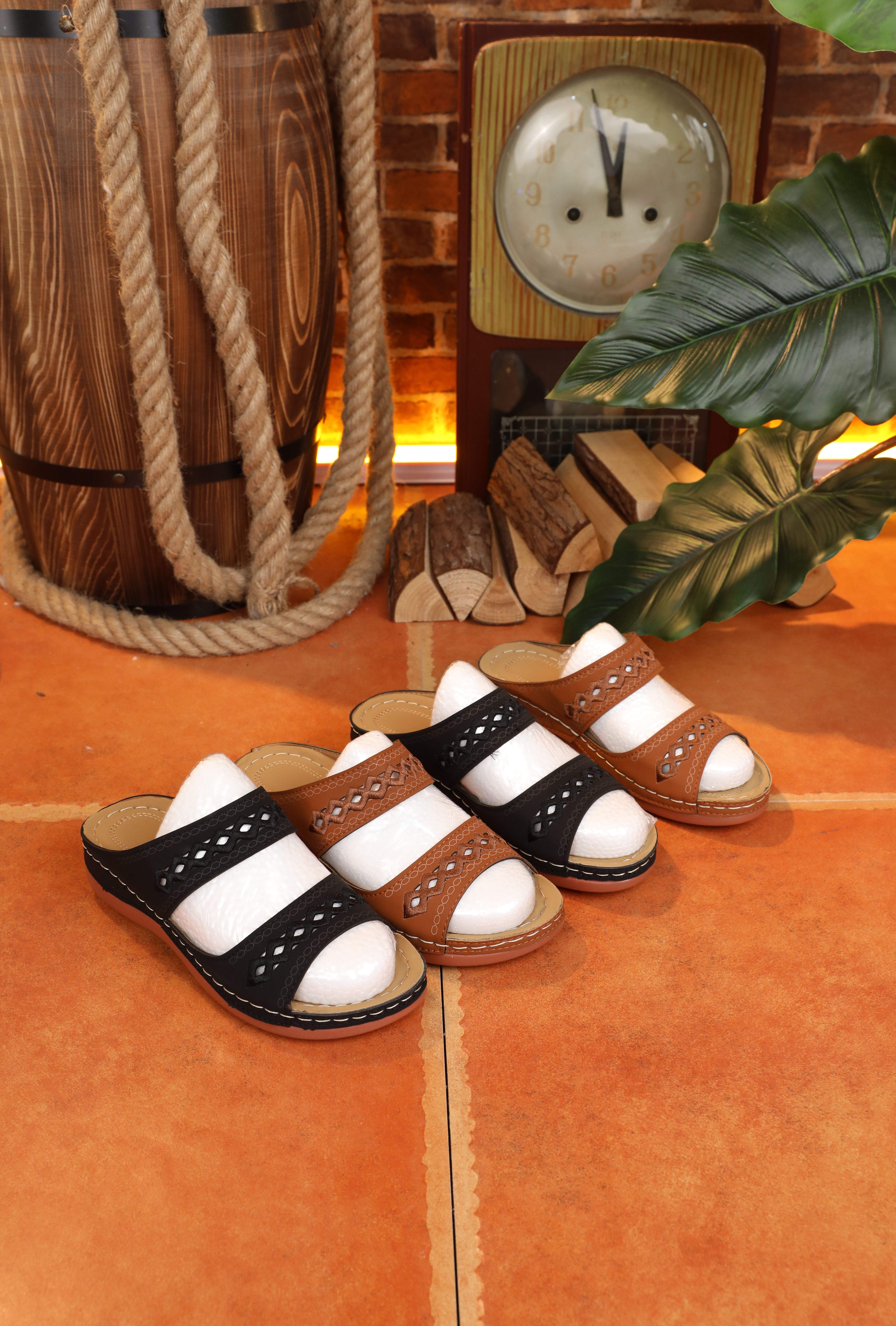 208-Women's stylish and comfortable slippers with beautiful embroidery are suitable for casual wear for everyday wear and summer vacations