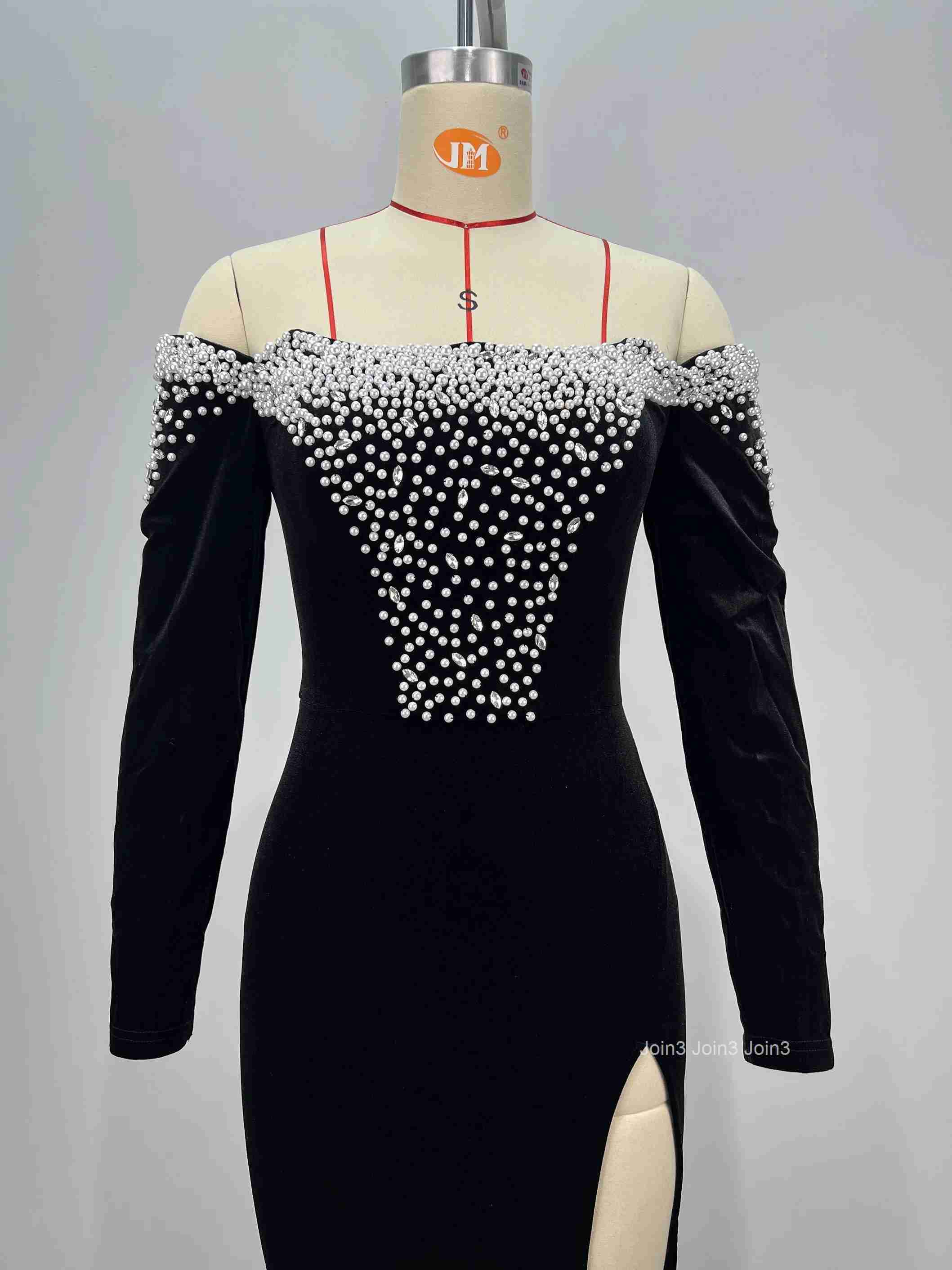 Luxury Black Velvet Evening Dress Rhinestone Neckline Slim Fit Long Sleeve High Slit Formal Gala Glamorous Party Wear