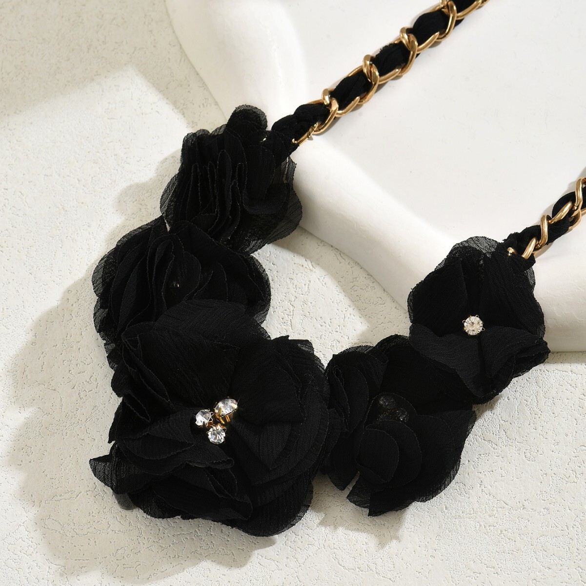 Minimalist Style -Studded Women's Necklace Fabric Design Multi-Layer Flower Clarbone Chain Fashion Jewelry