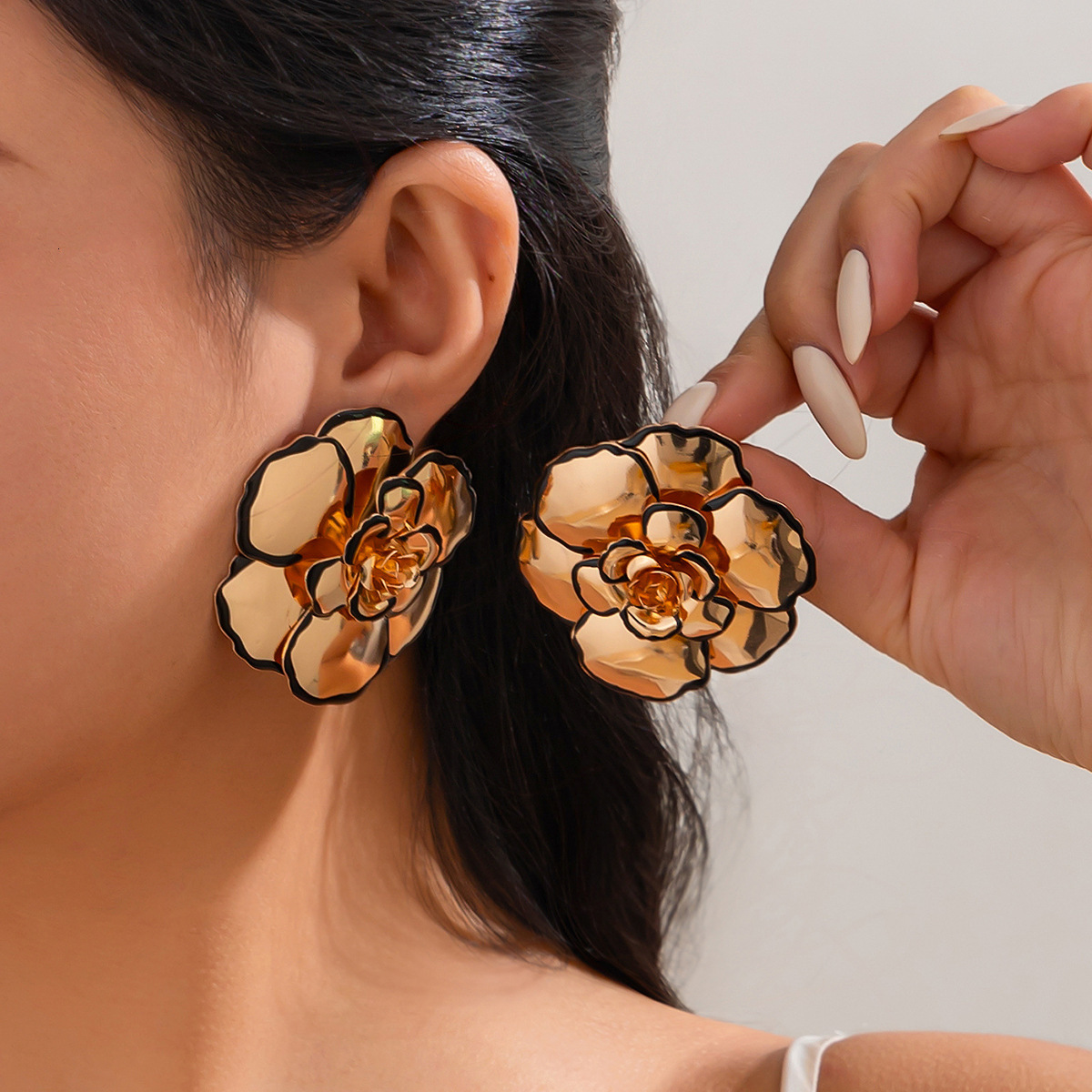 Jewelry Personality Metal Flower Short Choker Elegant Outline Petal Band Necklace