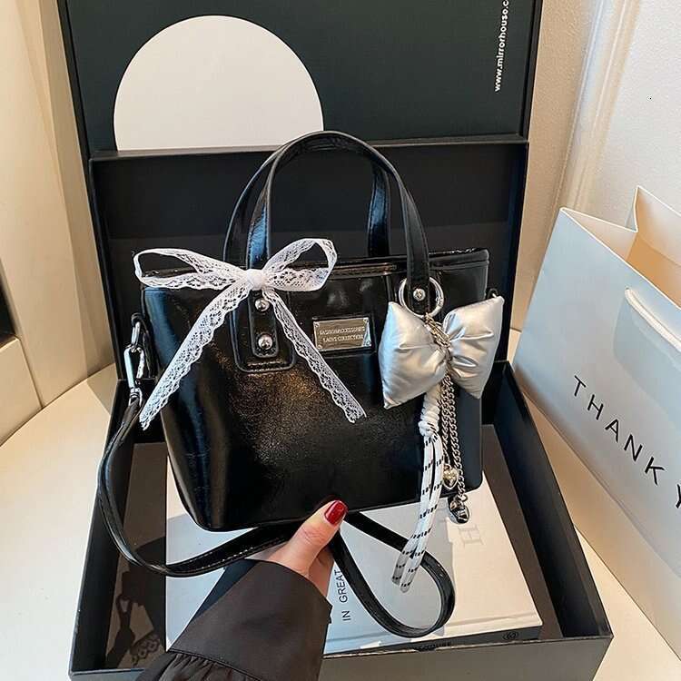 Korean Style Fashion Handheld Bucket 2025 New High-end Simple Shoulder Niche Trend Versatile Crossbody Bag