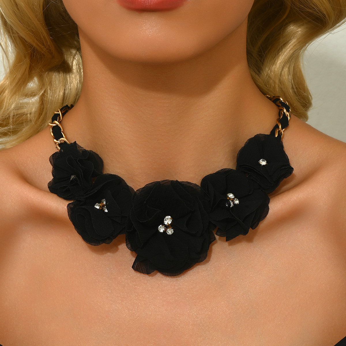 Minimalist Style -Studded Women's Necklace Fabric Design Multi-Layer Flower Clarbone Chain Fashion Jewelry