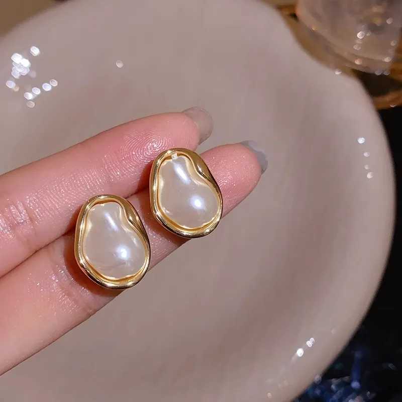 2024 Simple Geometry Imitation Pearl Clip-on Earrings for Women Golden Color Korean Fashion Small Earrings Elegant Jewelry Gift XJ250623