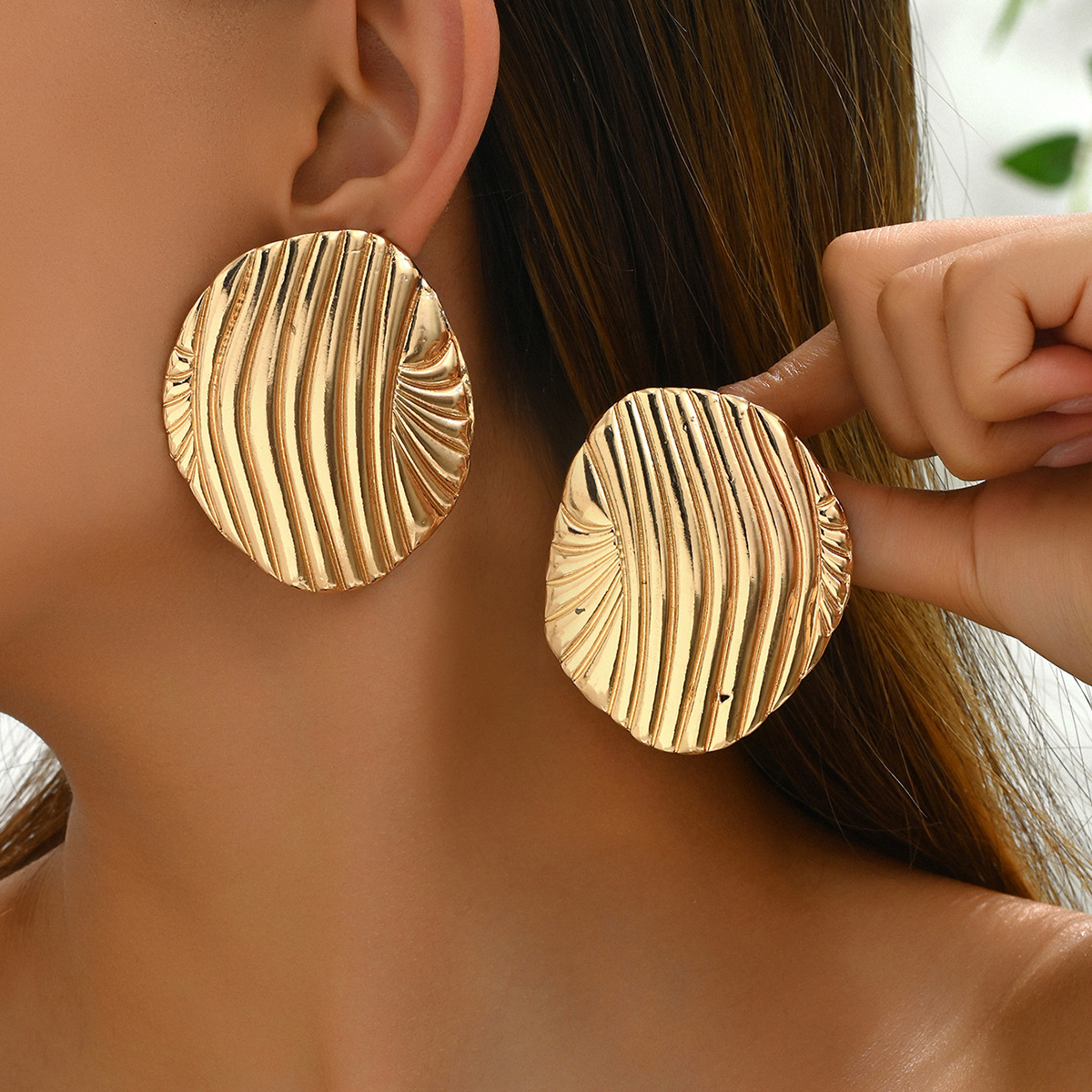 Geometric Light Style Women's Personality Wrinkle Line Design Alloy Stud Earrings Electroplated