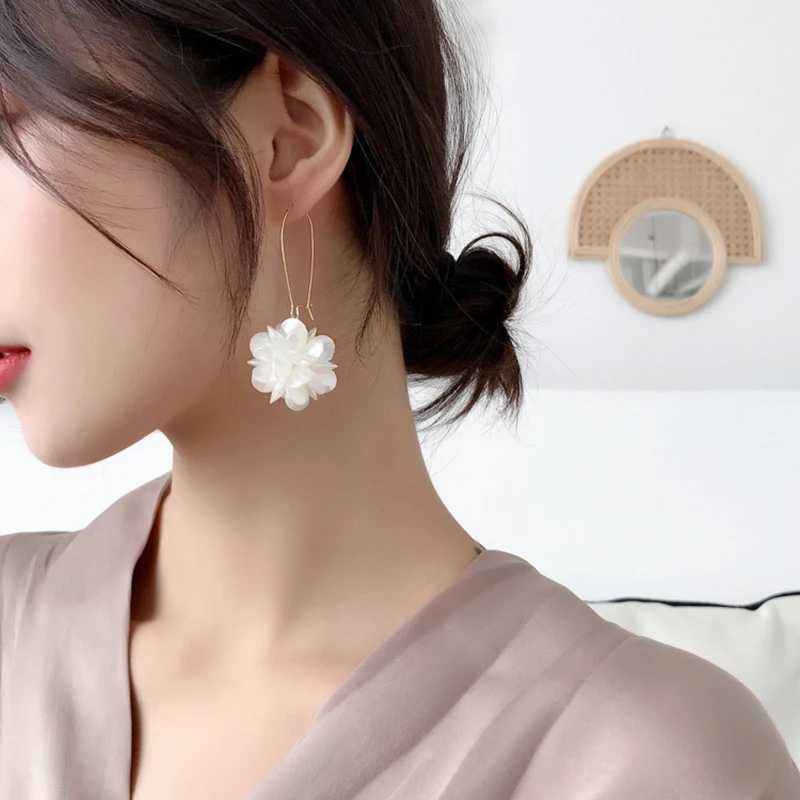 Korean Fashion White Petal Ball Earrings for Women Elegant Long Sweet Summer Pearl Rhinestone Flower Earrings Female Jewelry XJ250623