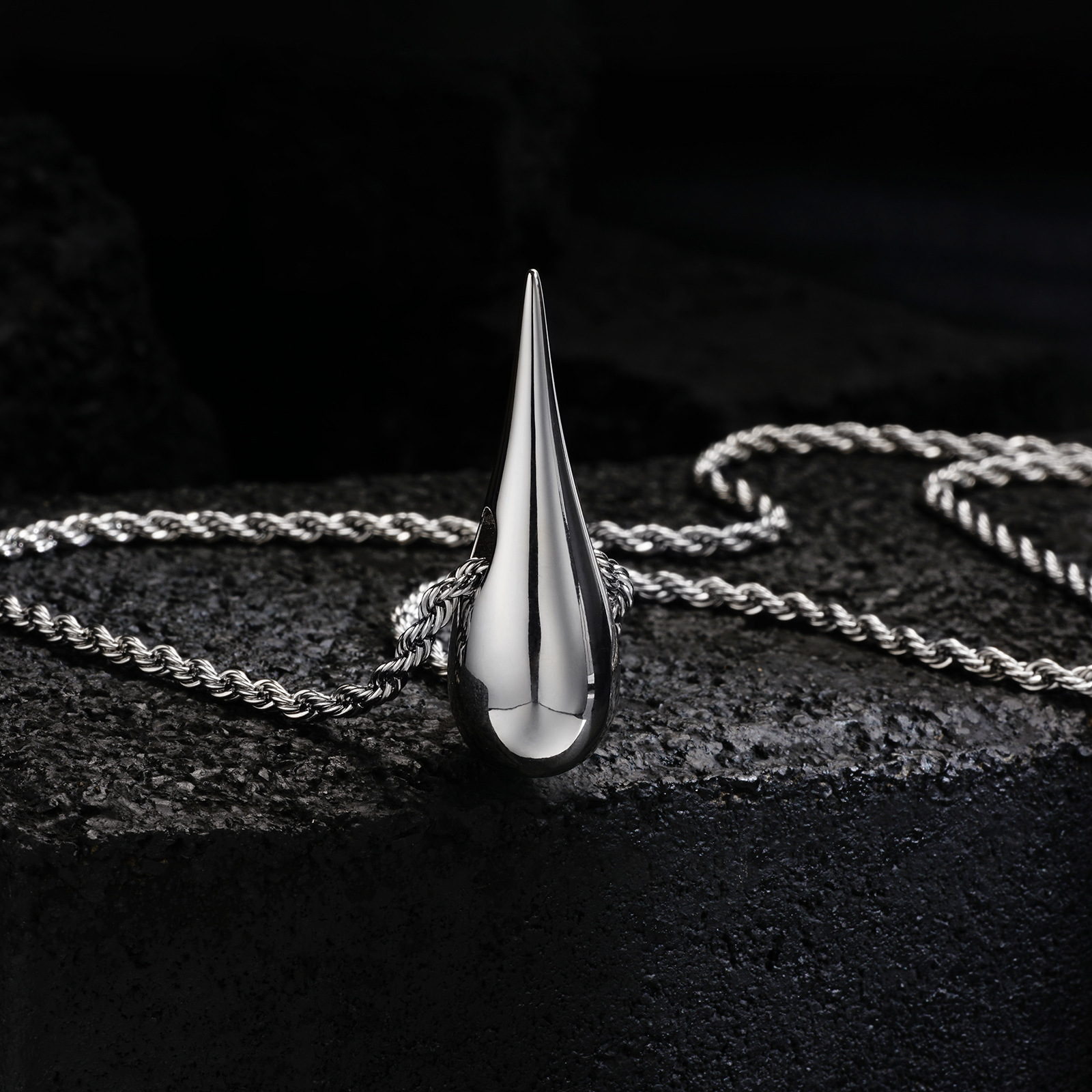 Luxury Women's Polished Water Drop Pendant Minimalist Niche Design Fashion Versatile Premium Statement Choker Necklace