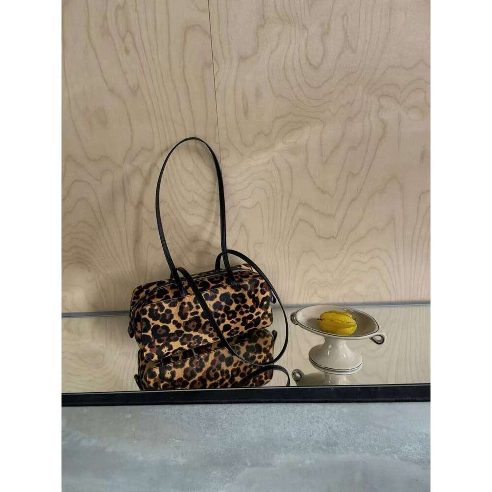Niche Design Fashion First Layer Cowhide Simple Commuter Underarm Shoulder Bag