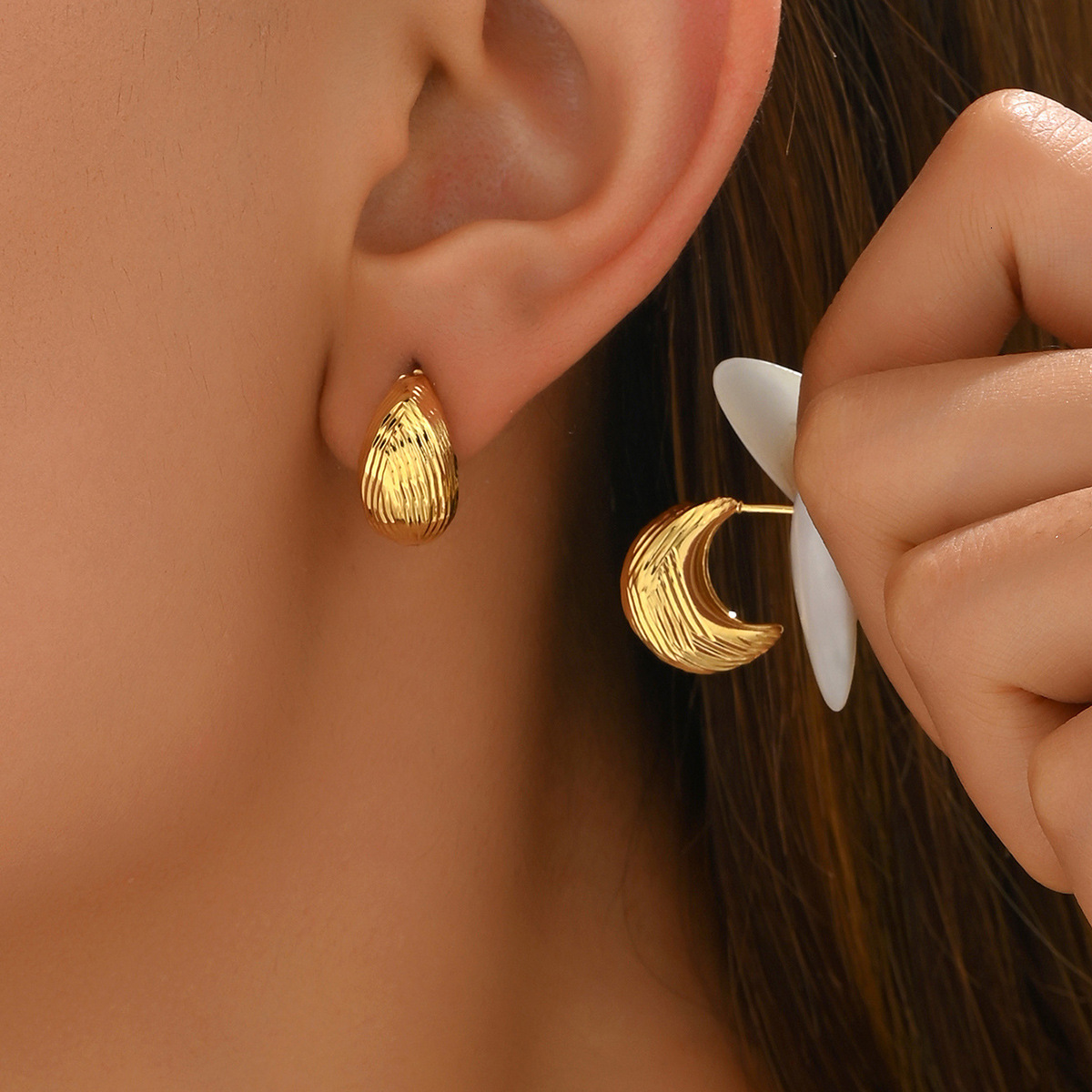 Light High-End Sense Women's Earrings Geometric Wrinkle Metal Line Design Studs