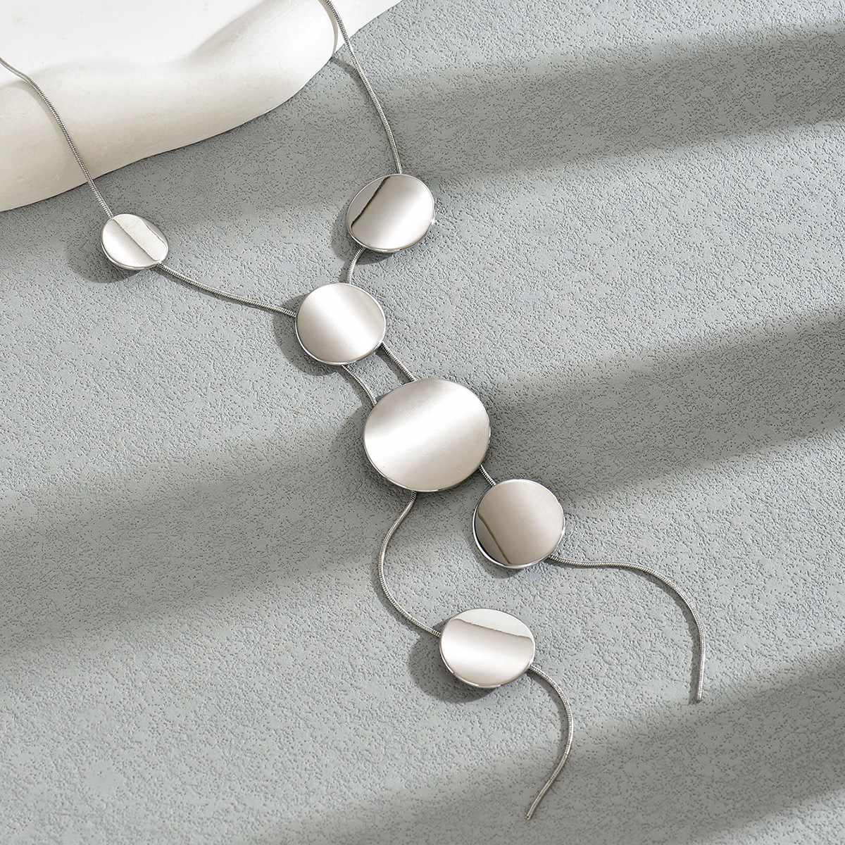 Minimalist Women's Long Necklace Round Pendant Design Clavicle Chain High-end Sense Jewelry