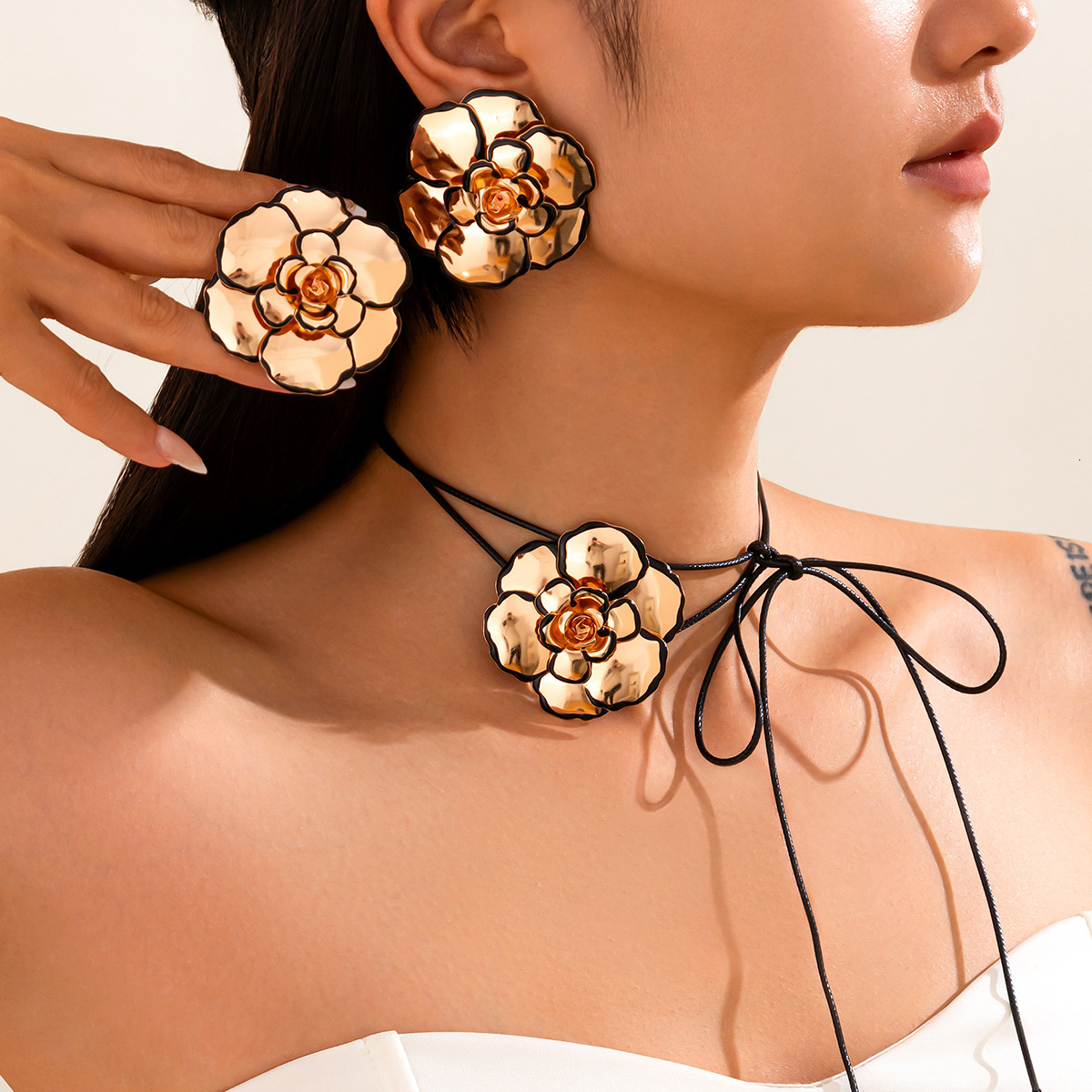 Jewelry Personality Metal Flower Short Choker Elegant Outline Petal Band Necklace