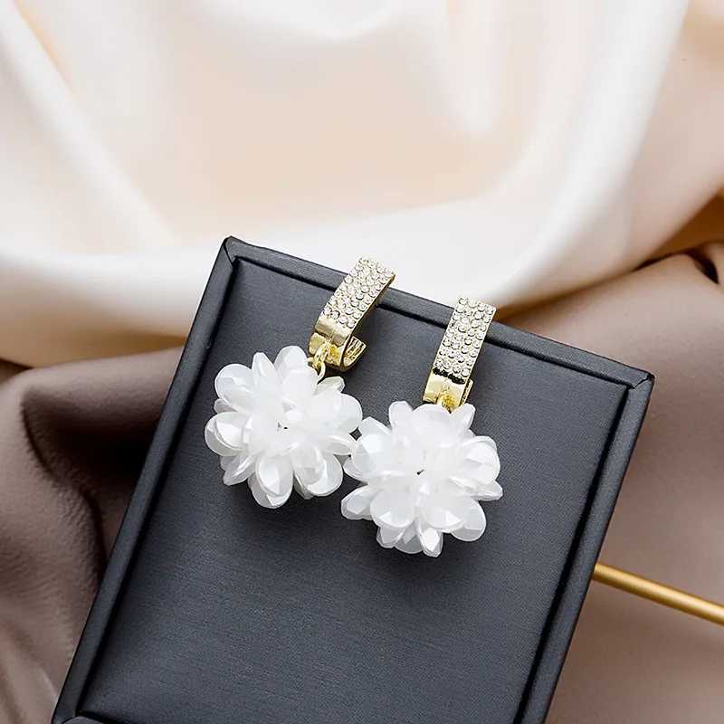 Korean Fashion White Petal Ball Earrings for Women Elegant Long Sweet Summer Pearl Rhinestone Flower Earrings Female Jewelry XJ250623