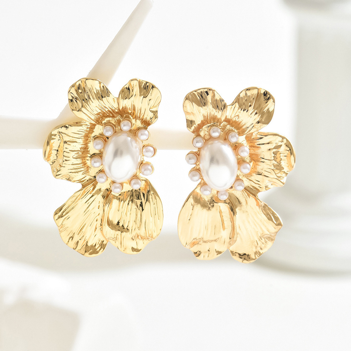 Metal Flower Inlaid Pearl Design Earrings for Women High-end Stud Trendy Ear Jewelry