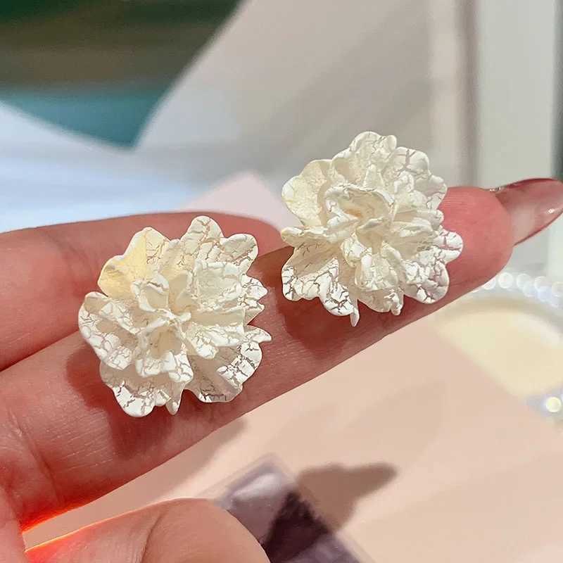 New Big White Flowers Stud Earrings for Women Personality Fashion Unique Design Jewelry Wedding Jewelry Wholesale Birthday Gift XJ250623