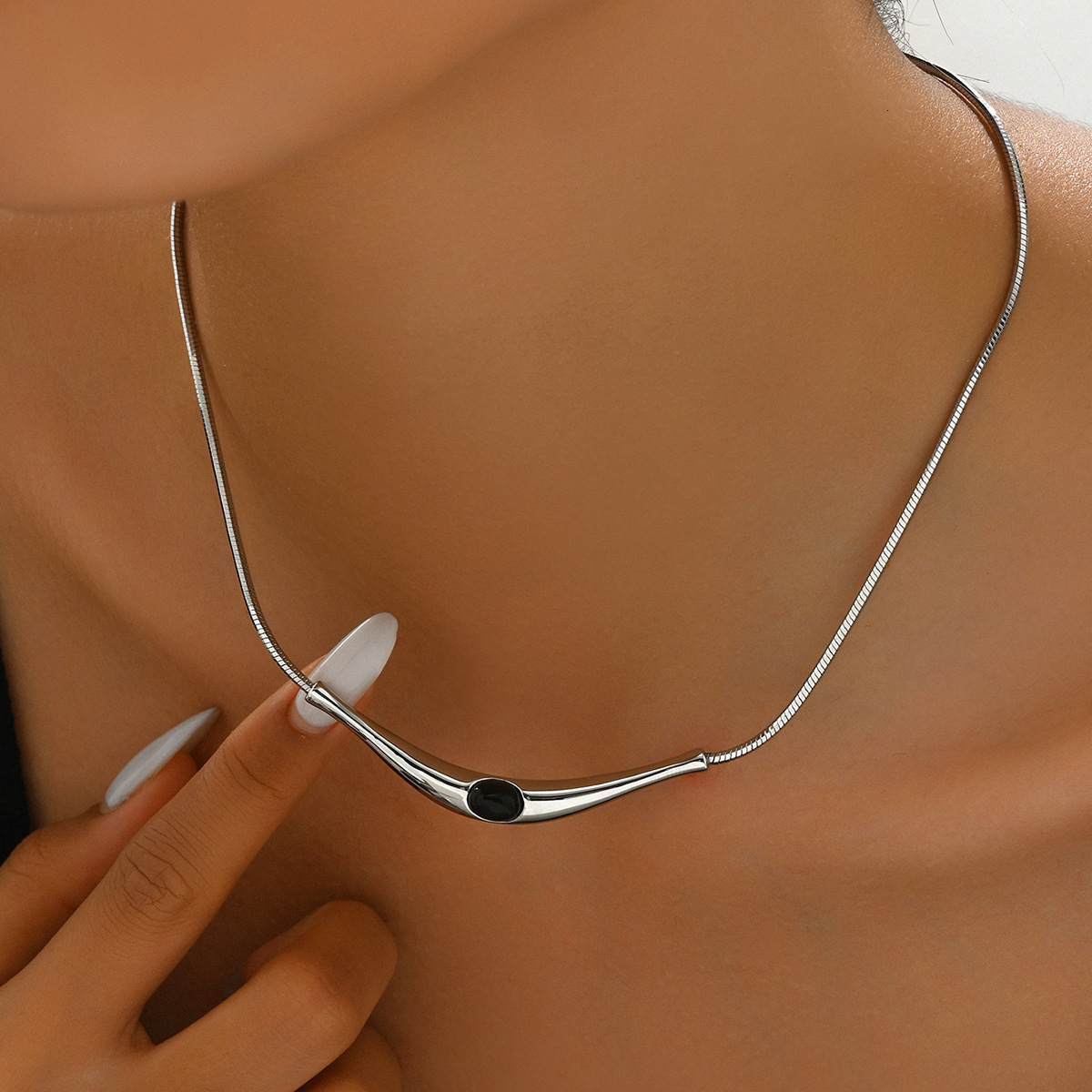 Fashion Style Women's Necklace Unique Crescent Design Inlaid With Black Onyx Stone Long Clavicle Chain