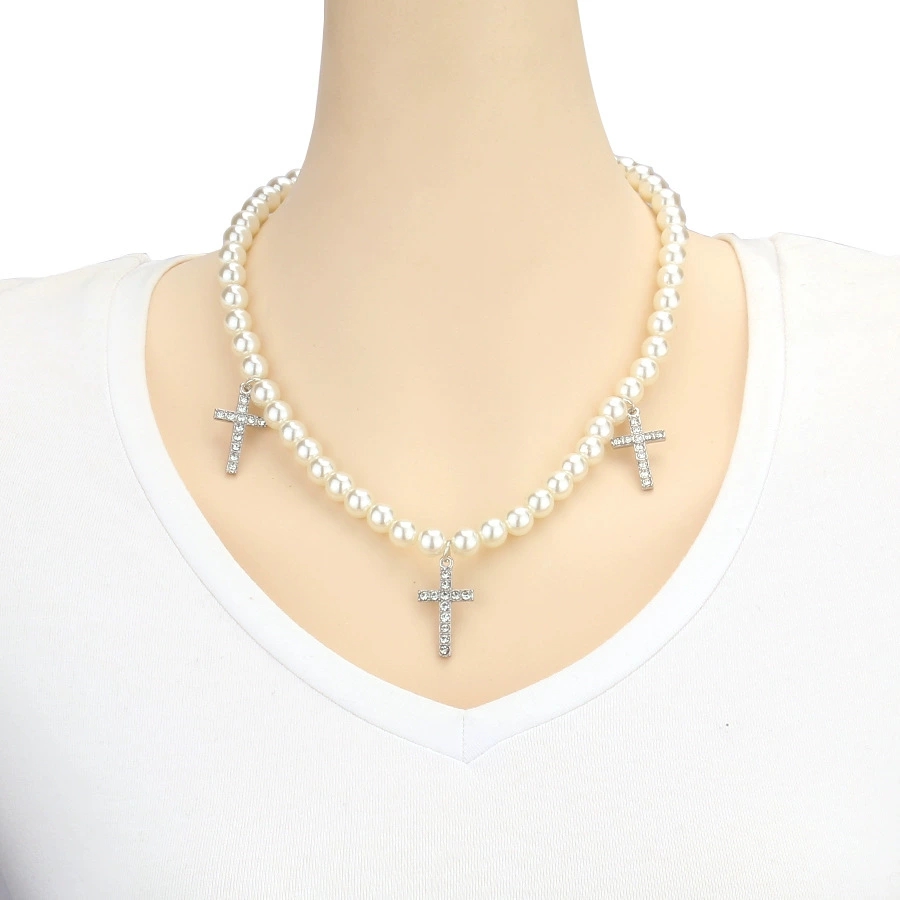 A diamond-encrusted cross imitation pearl necklace with a retro design and a simple, individual and elegant pendant