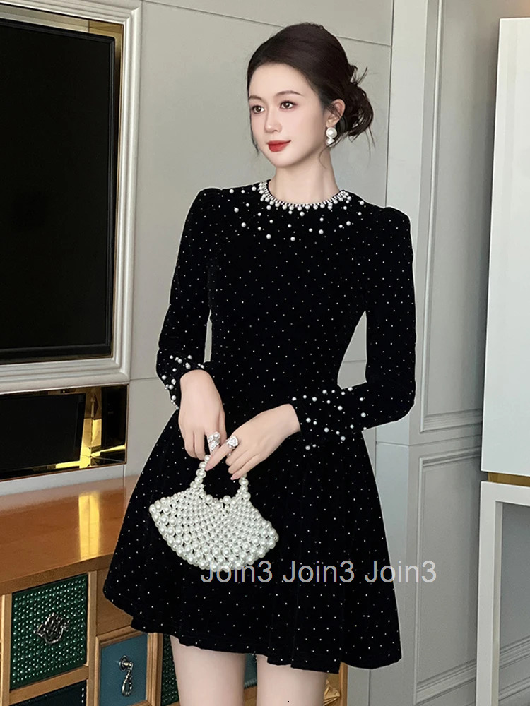 Women Clothes Elegant Luxury Sparkly Black Velvet Pearl O-Neck Slim Mini Short Dress Fashion Evening Party Prom Vestidos Casual