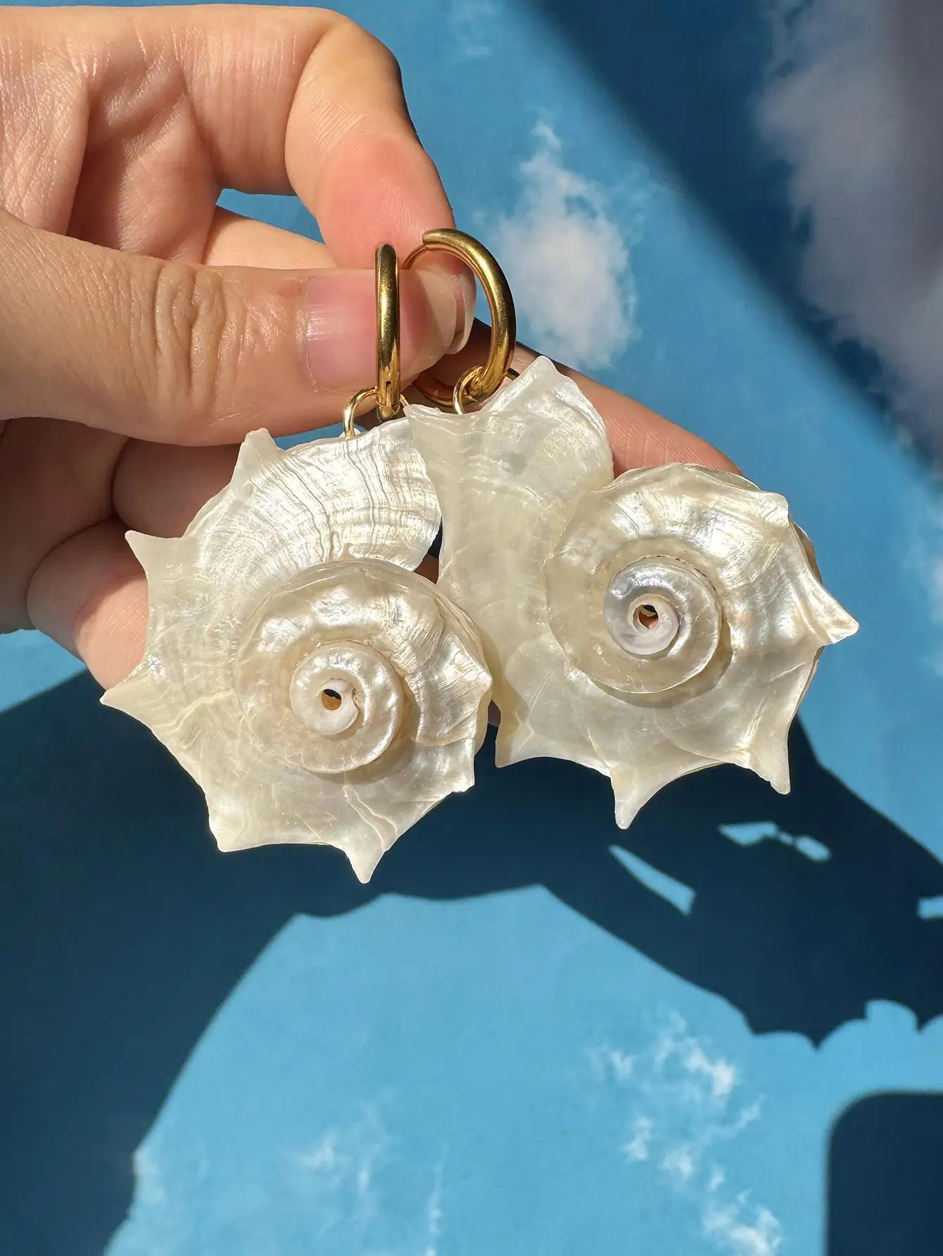 HangZhi White Asymmetrical Natural Conch Pendant Hoop Earring Stainless Steel Waterproof Summer Beach Exaggerated Jewelry 250617