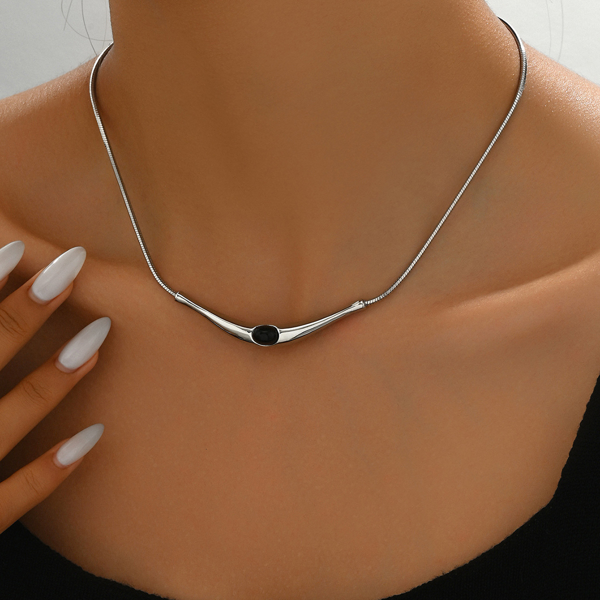 Fashion Style Women's Necklace Unique Crescent Design Inlaid With Black Onyx Stone Long Clavicle Chain